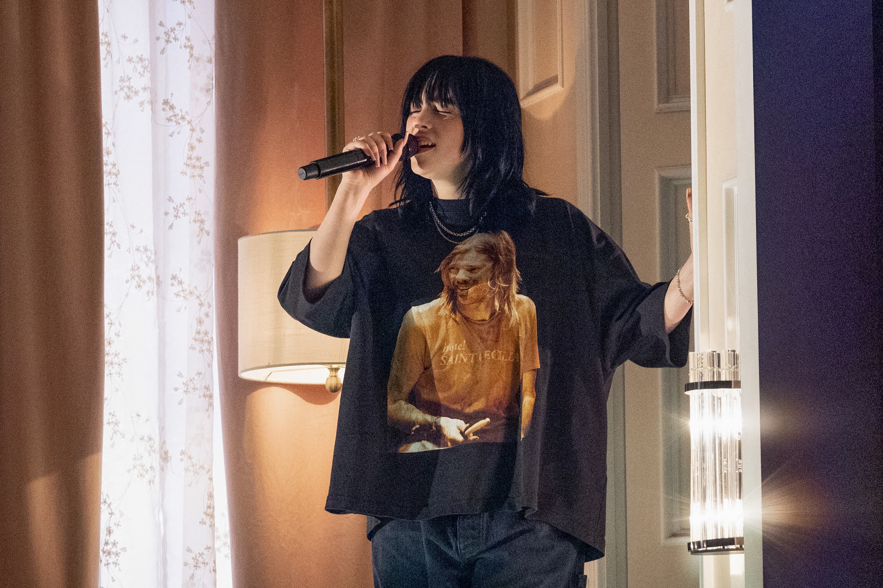 Billie Eilish cantó con una remera con la imagen de Taylor Hawkins.