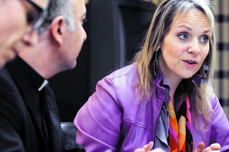 Úrsula Basset desconoce ante los organismos internacionales los mismos derechos que defendió en un examen.