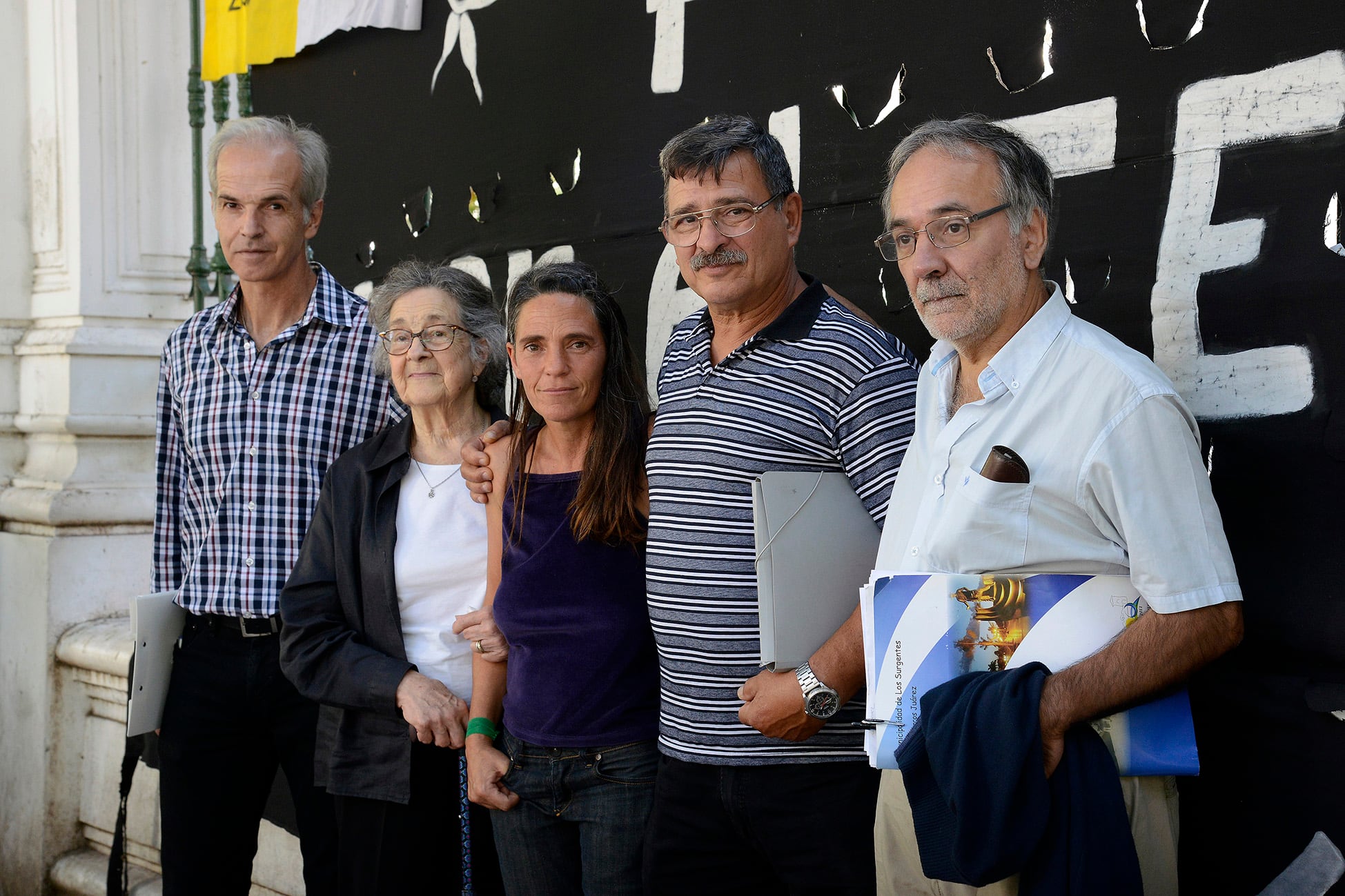 María (centro) junto a familiares de otras víctimas.