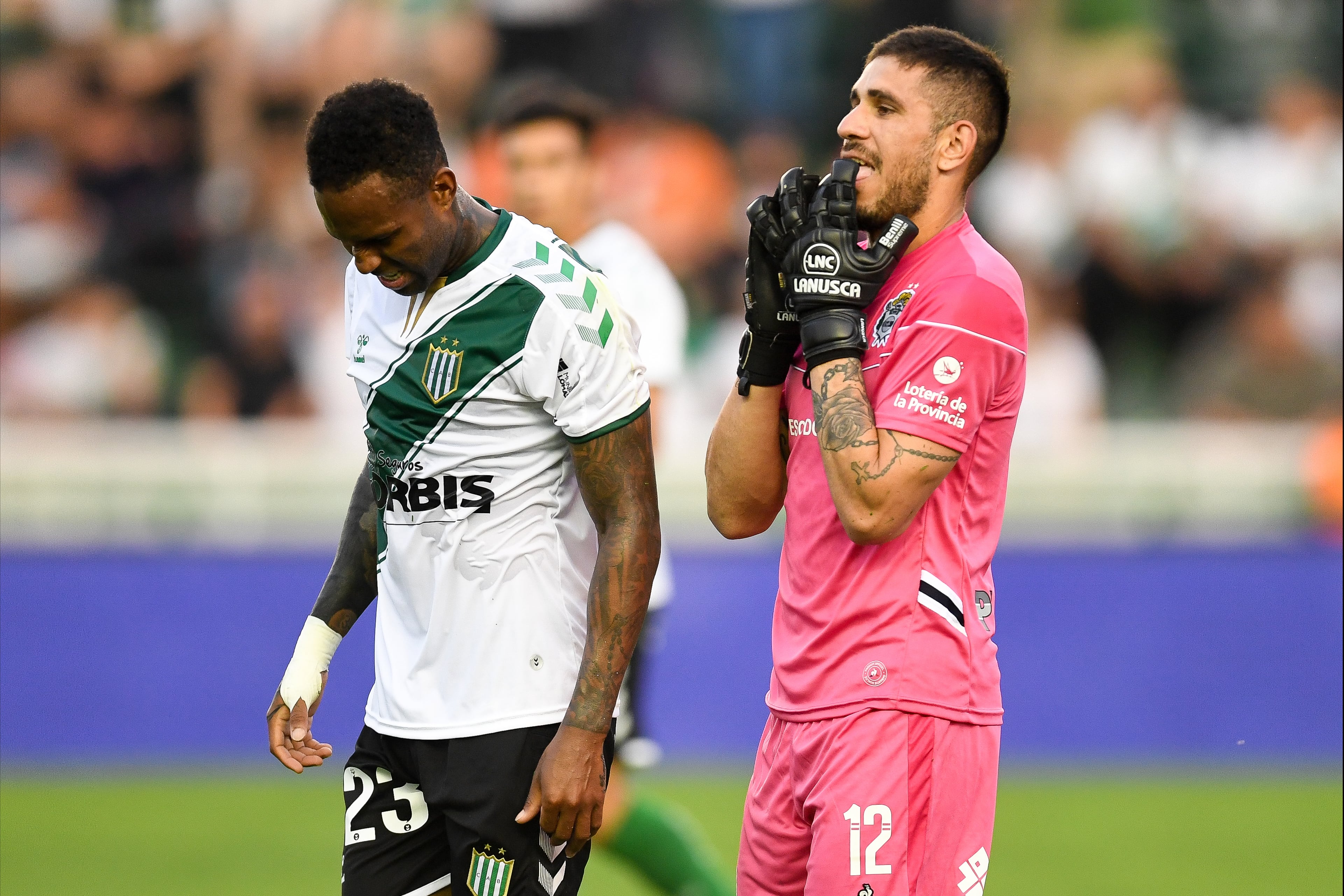 El arquero Nelson Insfrán (derecha).