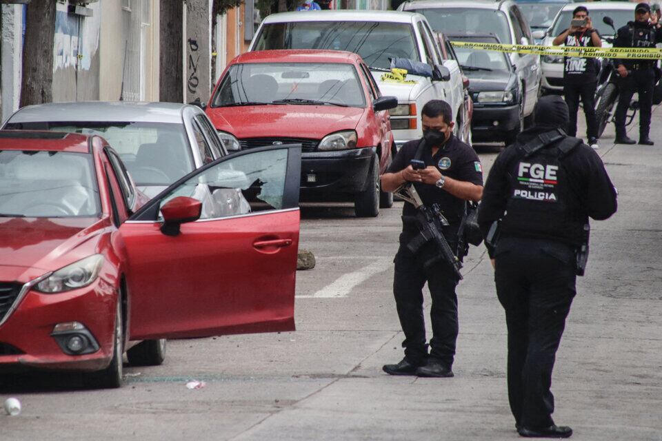 Policías en la escena del crimen del periodista mexicano Fredid Román, exdirector del diario La Realidad y columnista de varios medios impresos, acribillado en agosto. (Foto: AFP)