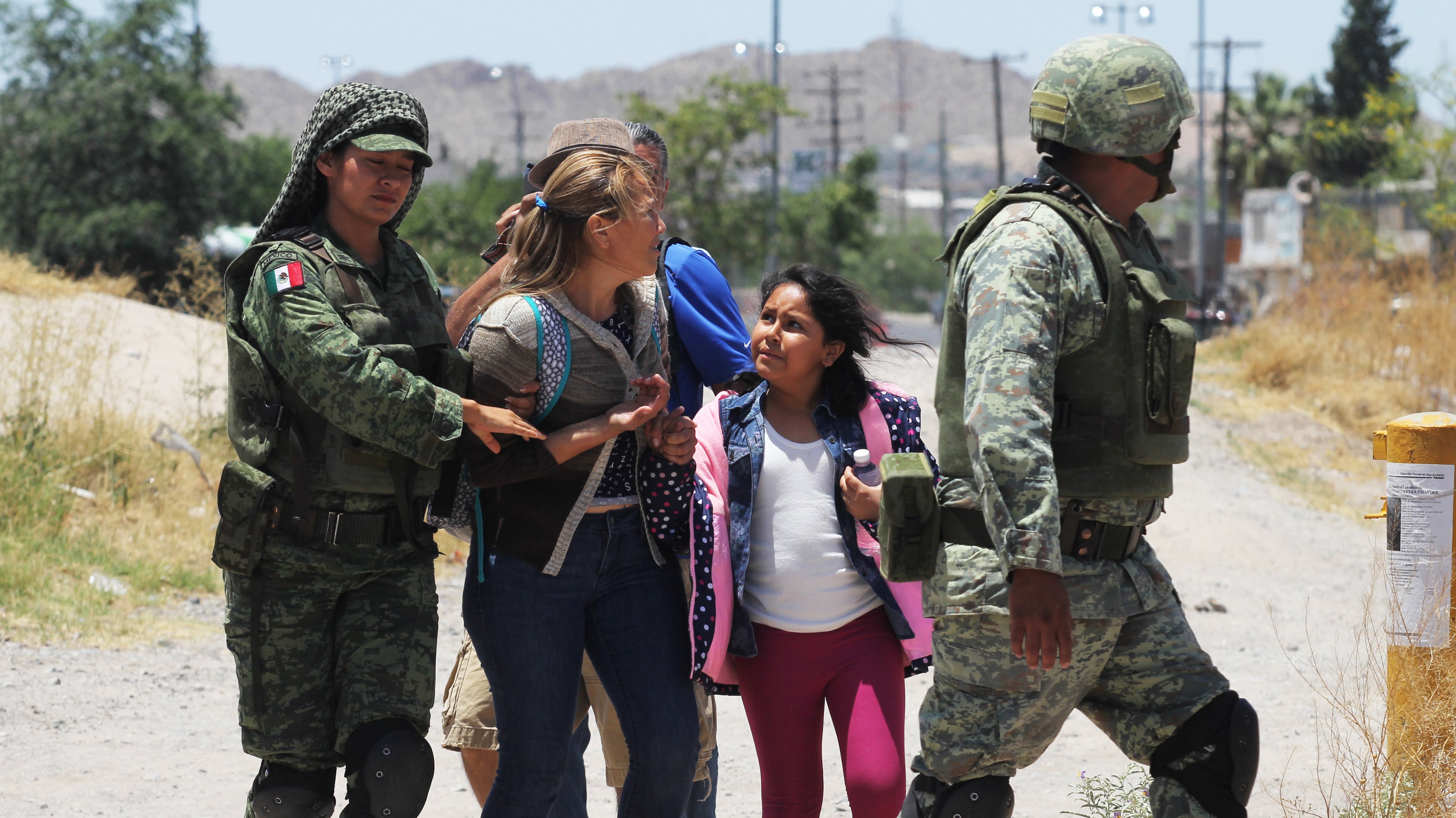 La Guardia Nacional detuvo a migrantes tratando de cruzar el Río Bravo, en Ciudad Juárez.