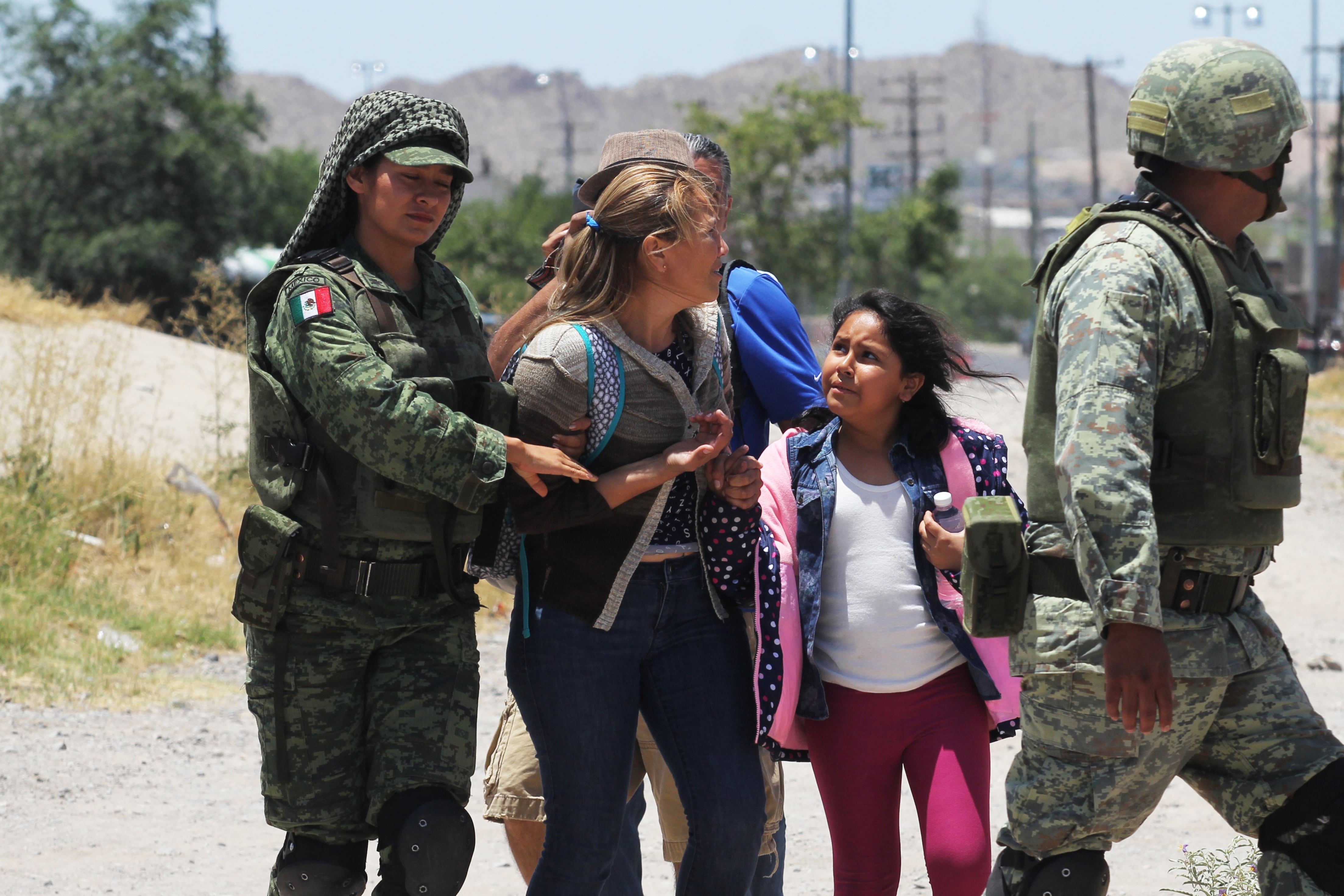 La Guardia Nacional detuvo a migrantes tratando de cruzar el Río Bravo, en Ciudad Juárez.