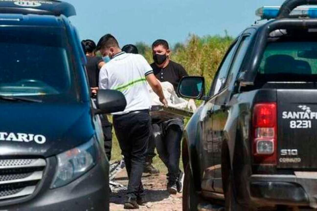 Un testigo declaró que la mujer que apareció carbonizada ya había muerto durante el ataque a su auto.