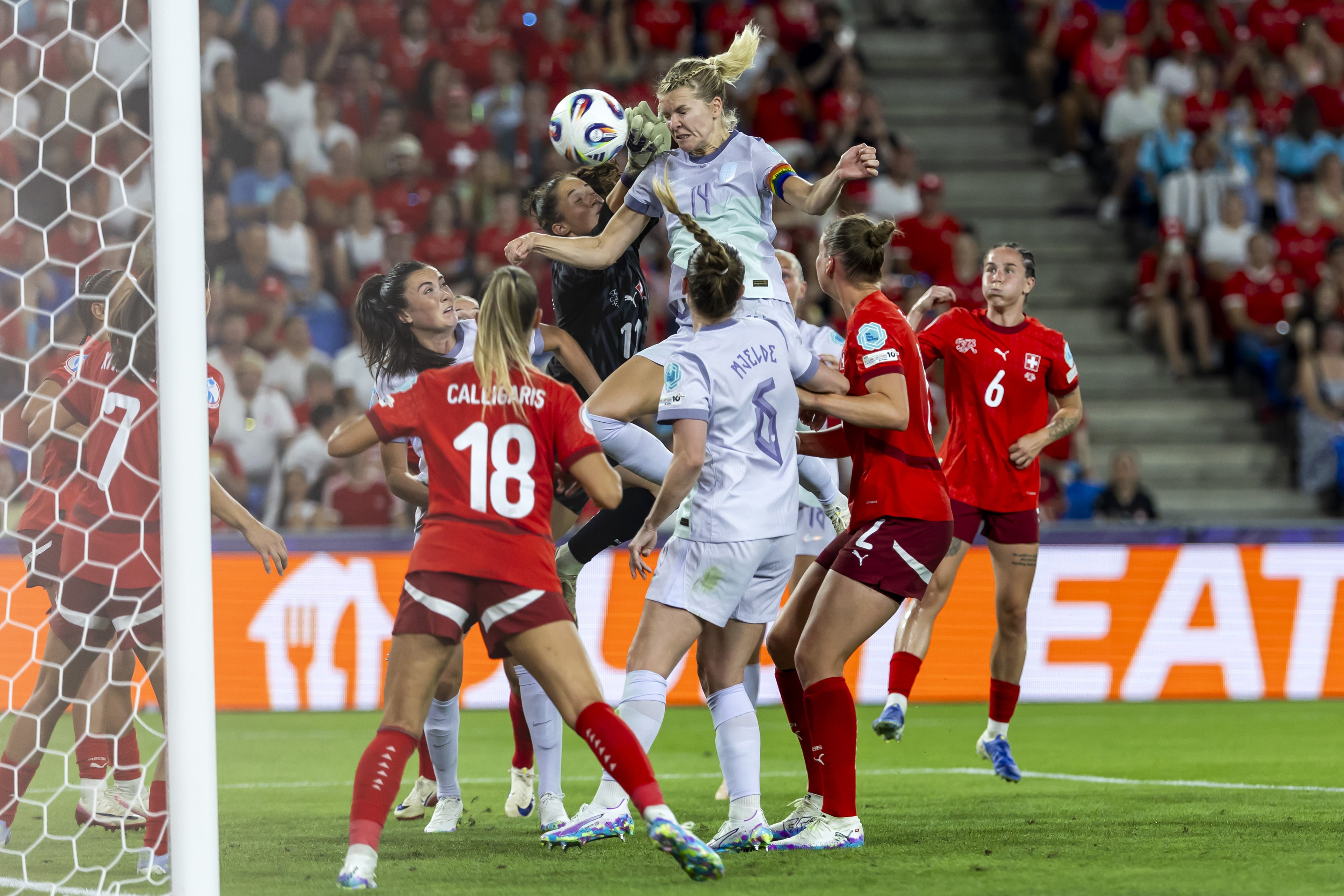 Hegerberg se eleva para cabecear y marcará el empate