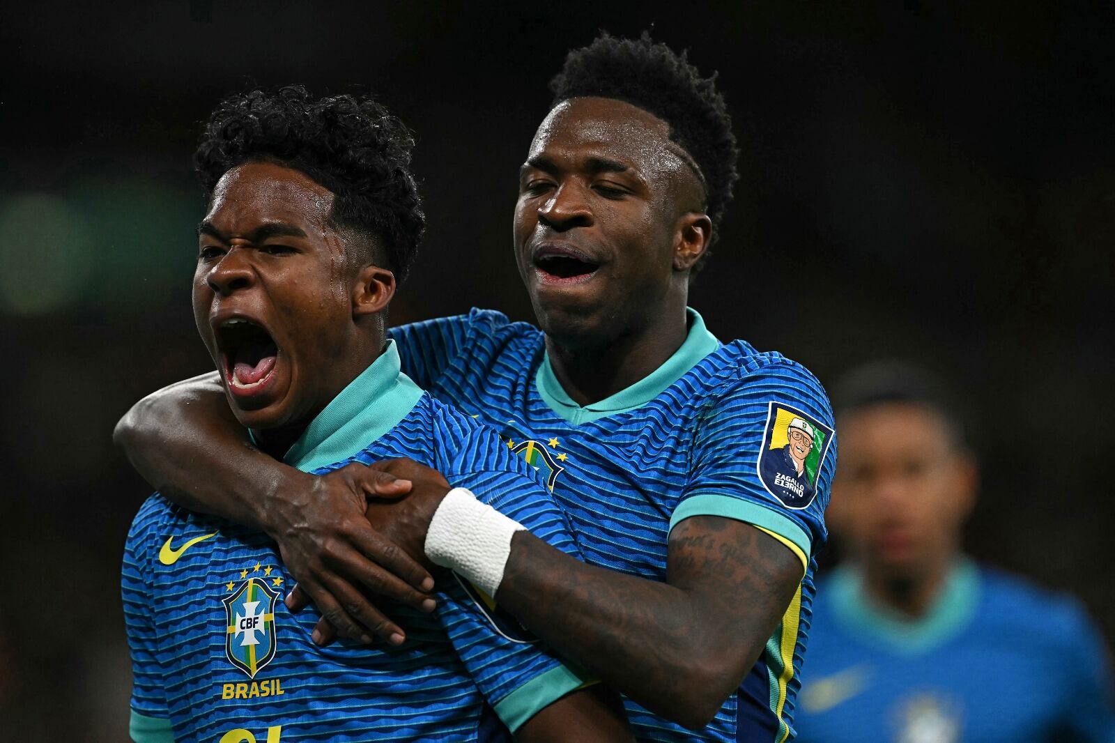 Endrick marcó su primer tanto en Brasil y lo celebra con Vinícius Jr