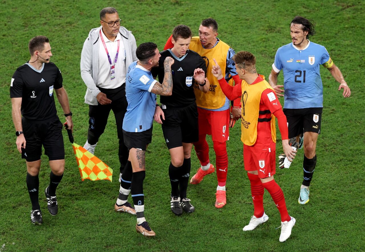 Giménez, Muslera, Sosa y Cavani se le van al humo al árbitro tras el final del partido con Ghana