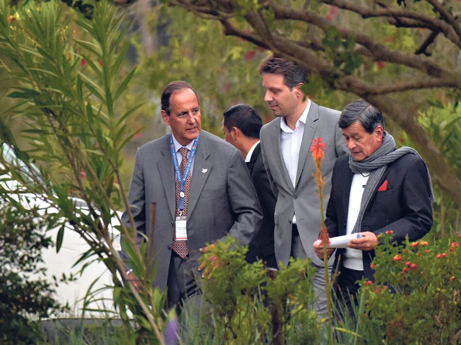 Restrepo, delegado de Santos; el canciller ecuatoriano Long y Pablo Beltrán del ELN. 