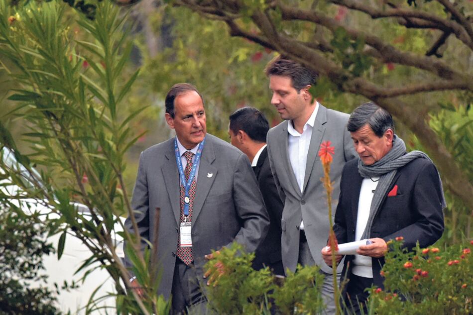 Restrepo, delegado de Santos; el canciller ecuatoriano Long y Pablo Beltrán del ELN.