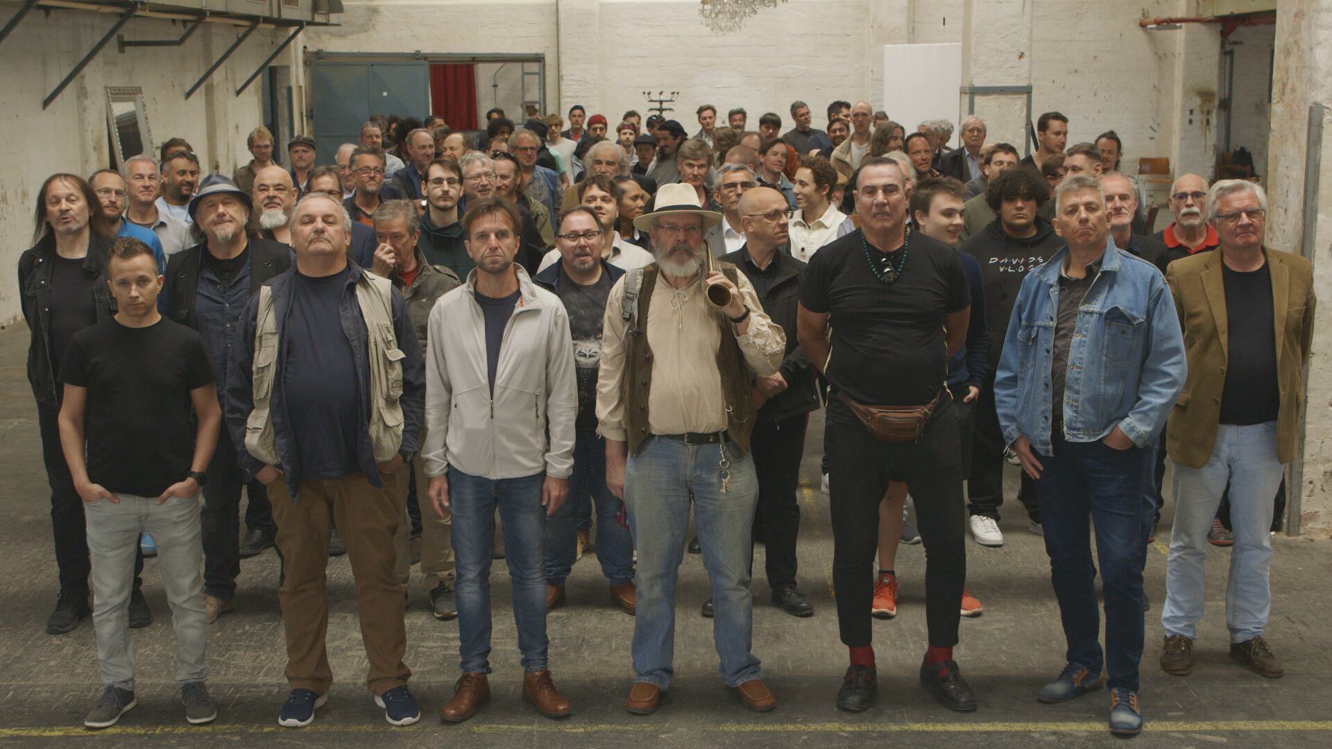 El coro de hombres que convoca el film de Ruth Beckerman para la lectura de la novela.