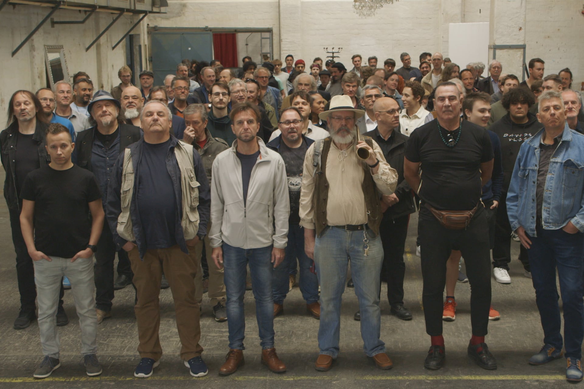 El coro de hombres que convoca el film de Ruth Beckerman para la lectura de la novela.