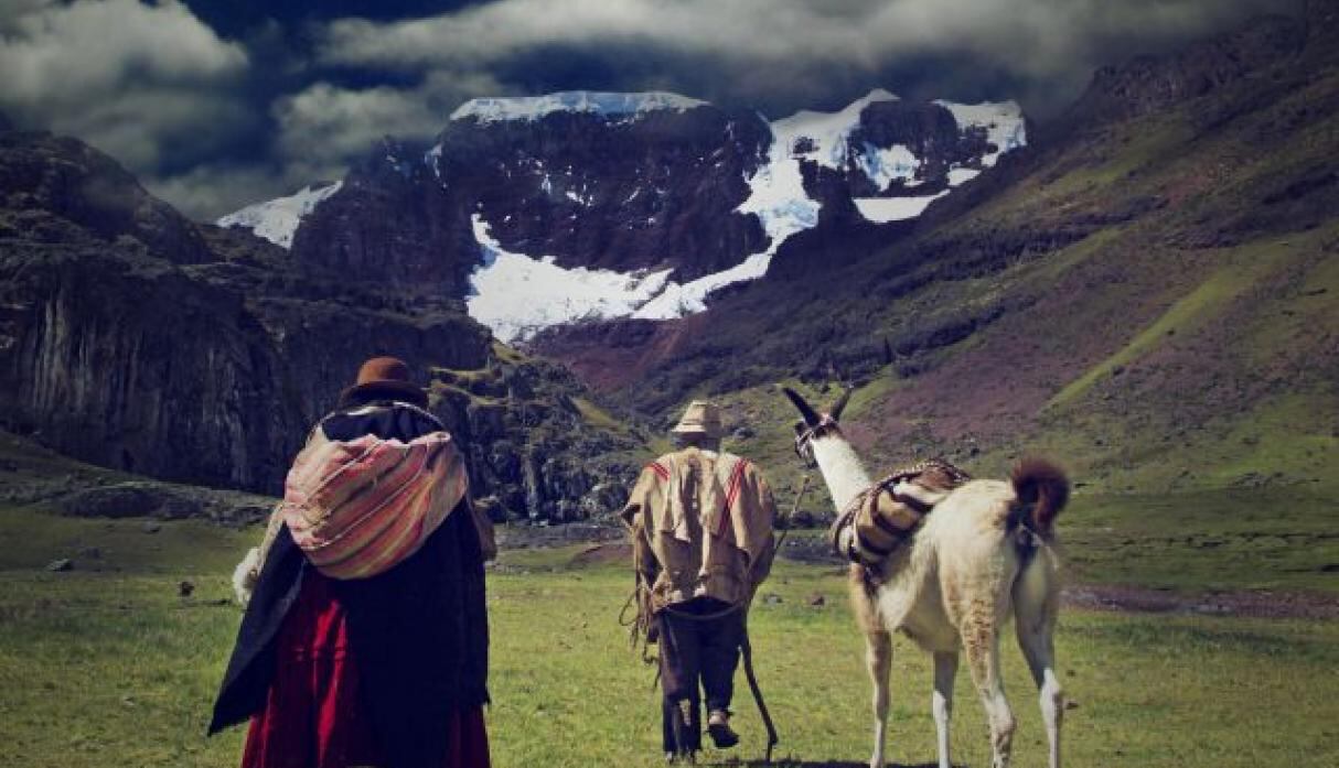 La cámara de Óscar Catacora registra acciones y personajes con una lente antropológica.