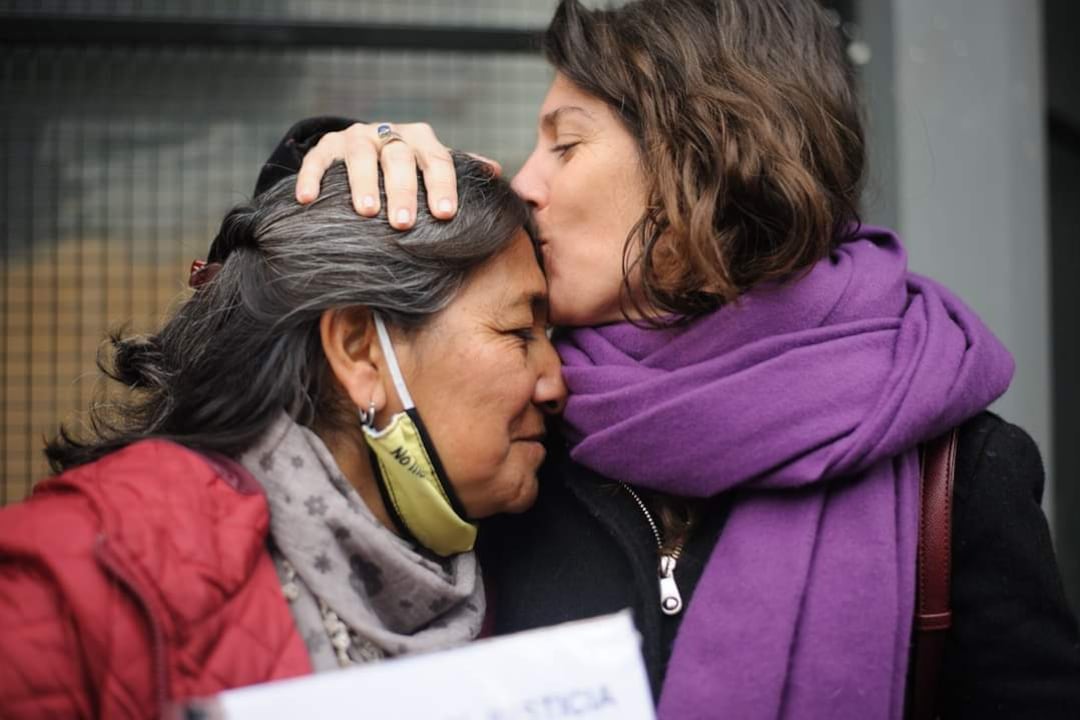 Carpineti junto a Claudia, madre de Diego Pachao.