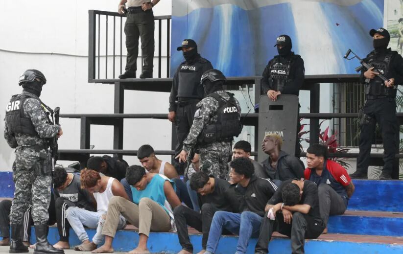 El martes, una decena de hombres armados tomaron un canal de televisión en Guayaquil