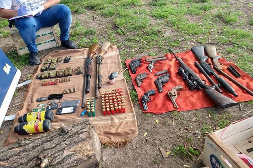 Parte del arsenal hallado en Almirante Brown.