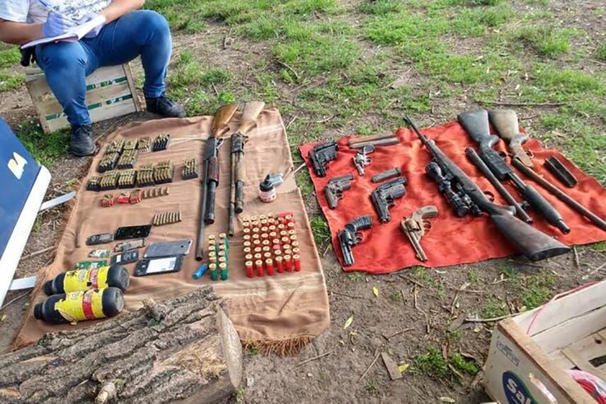 Parte del arsenal hallado en Almirante Brown.