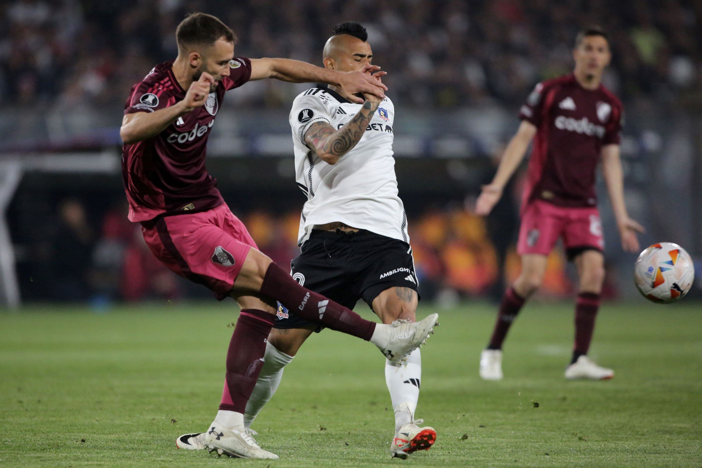 Pezzella y Vidal, uno de los duelos de la noche