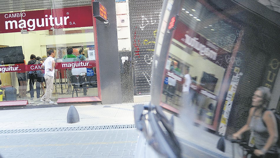 Durante la mañana el dólar mayorista había caído 80 centavos, pero luego volvió a subir.