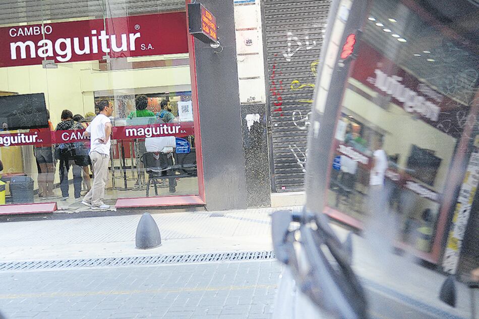 Durante la mañana el dólar mayorista había caído 80 centavos, pero luego volvió a subir.