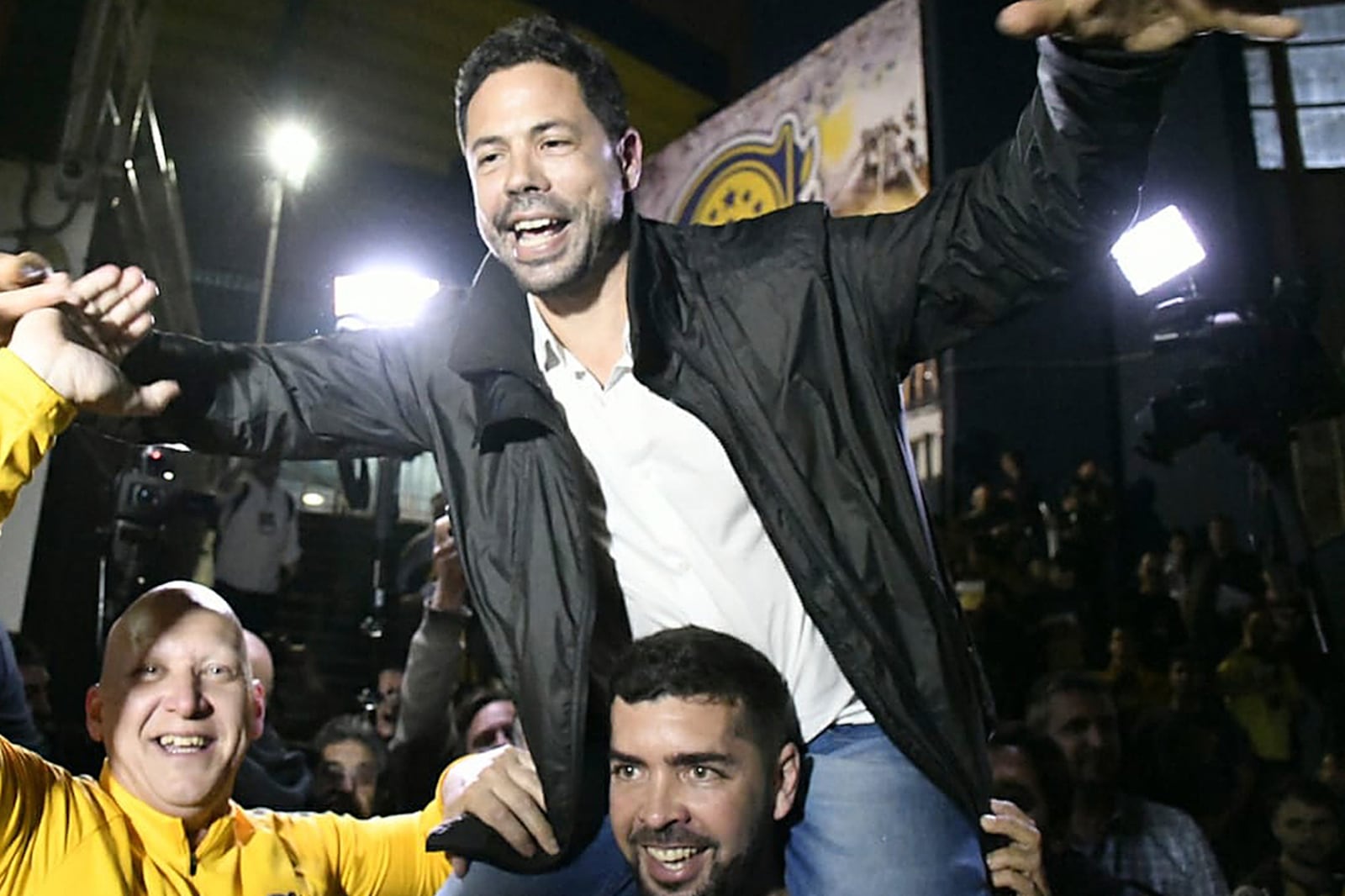 Di Pollina celebró el triunfo del oficialismo ni bien llegaron los resultados de las primeras mesas en el escrutinio.