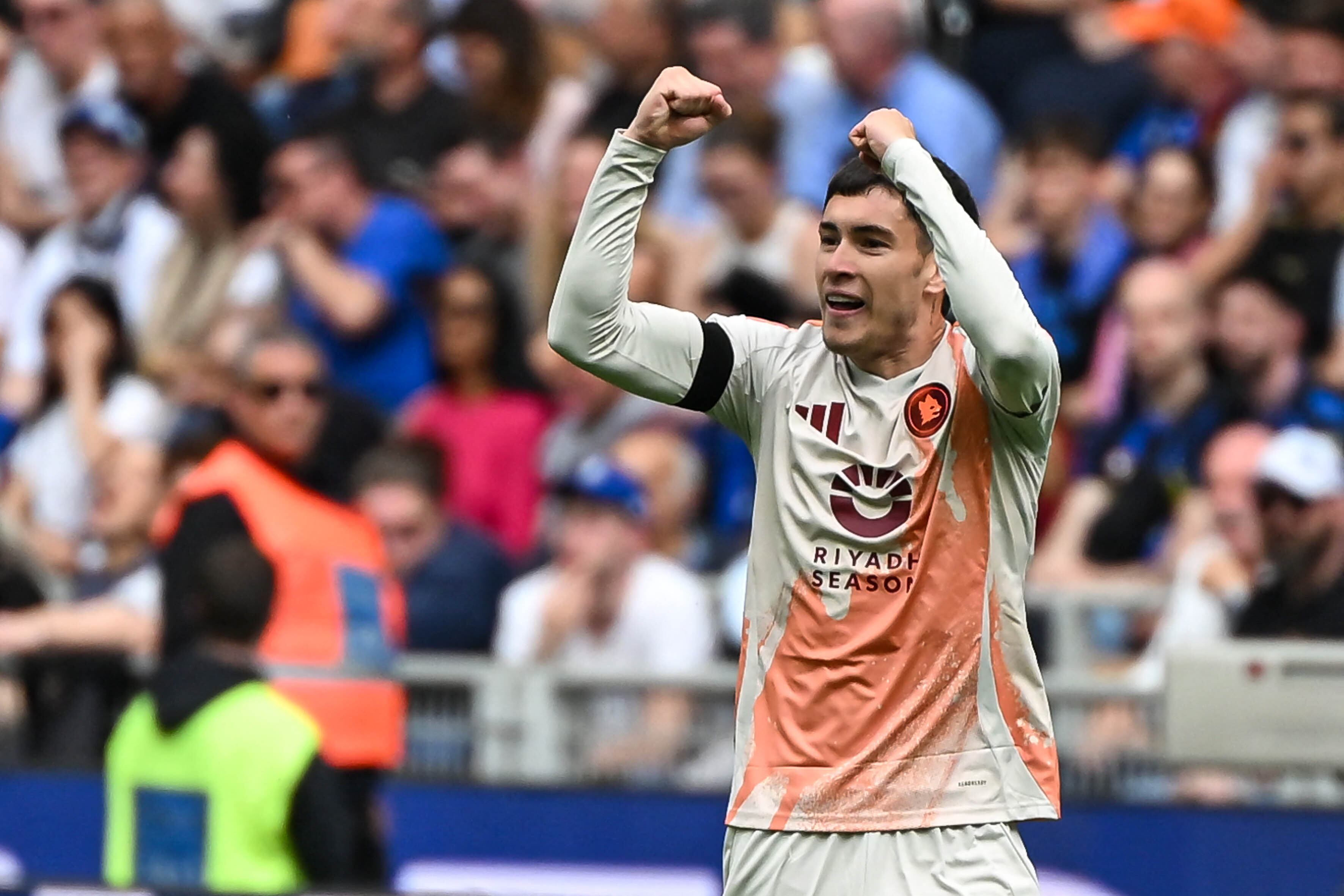 Matías Soulé celebra para la Roma, que postergó al Inter