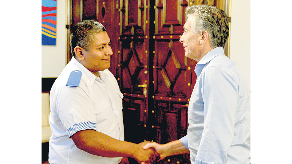 El presidente Mauricio Macri, la semana pasada, junto al policía de Avellaneda Luis Chocobar.