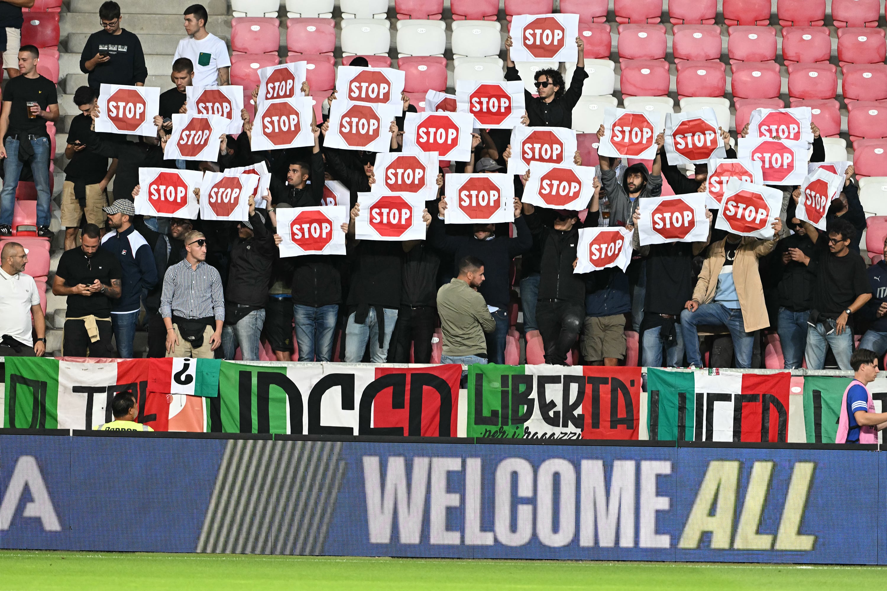 En Hungría, los hinchas italianos repudiaron el genocidio en Gaza durante el partido con Israel