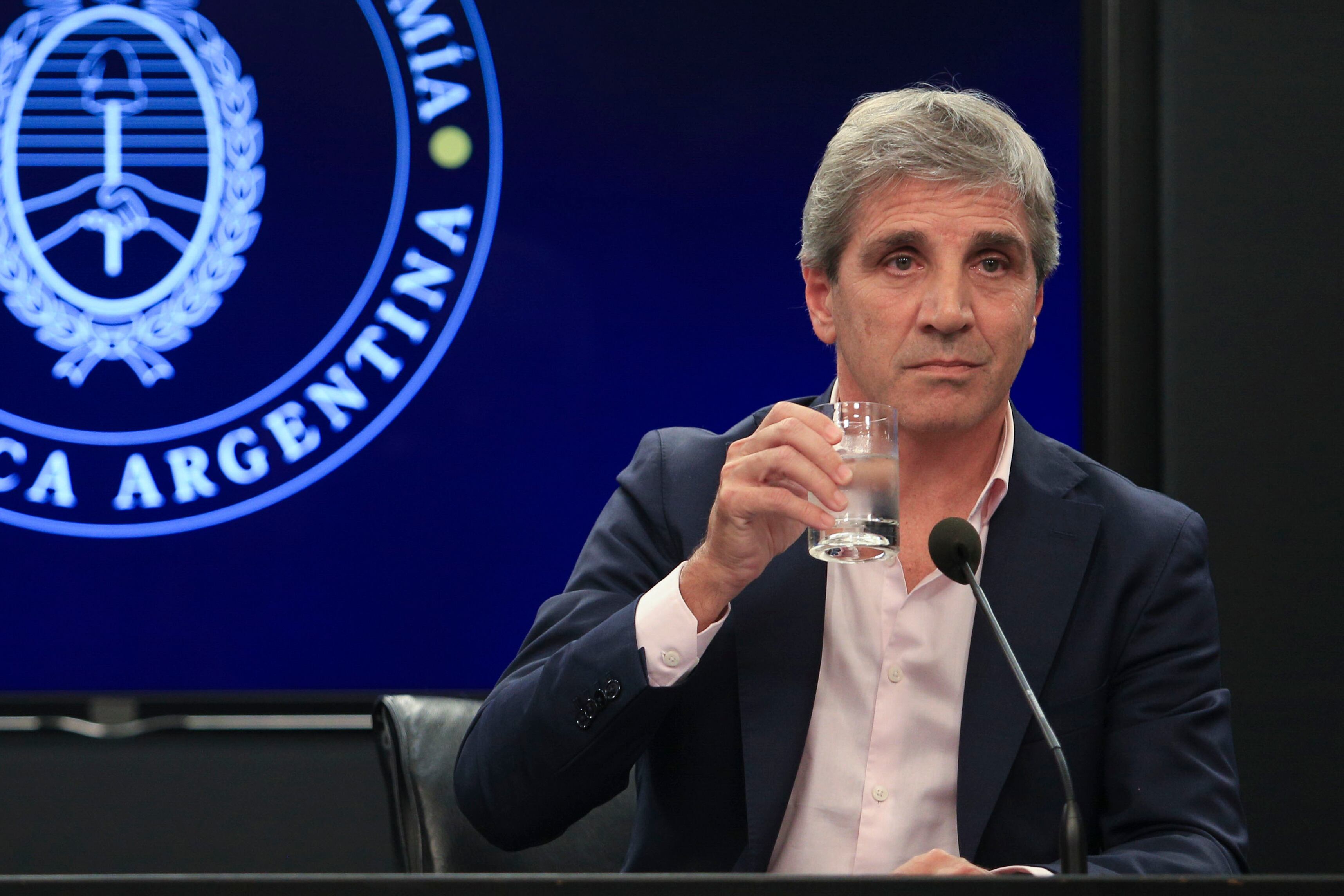 La Justicia estadounidense ordenó la entrega de comunicaciones de Whatsapp del ministro de Economía, Luis Caputo 