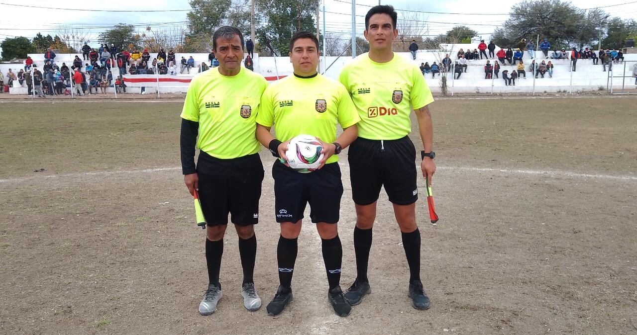 Carlos Díaz, árbitro central, Luis Carrizo y Hernán Vargas, asistentes.