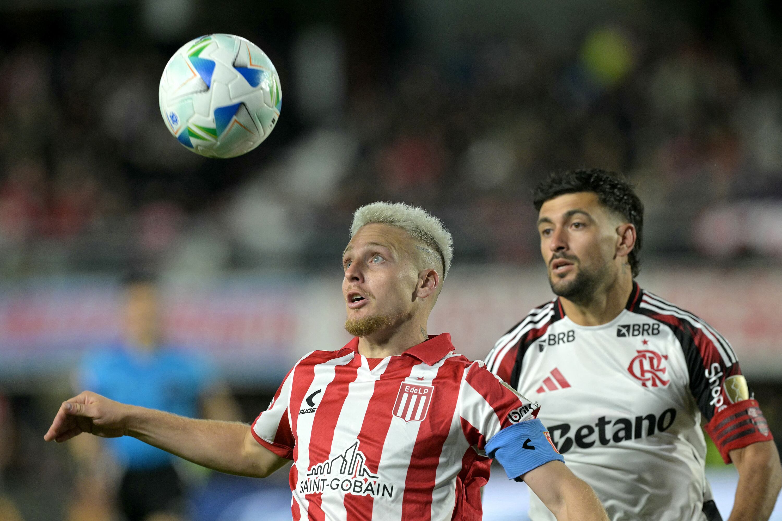 Ascacibar y De Arrascaeta luchan por la pelota