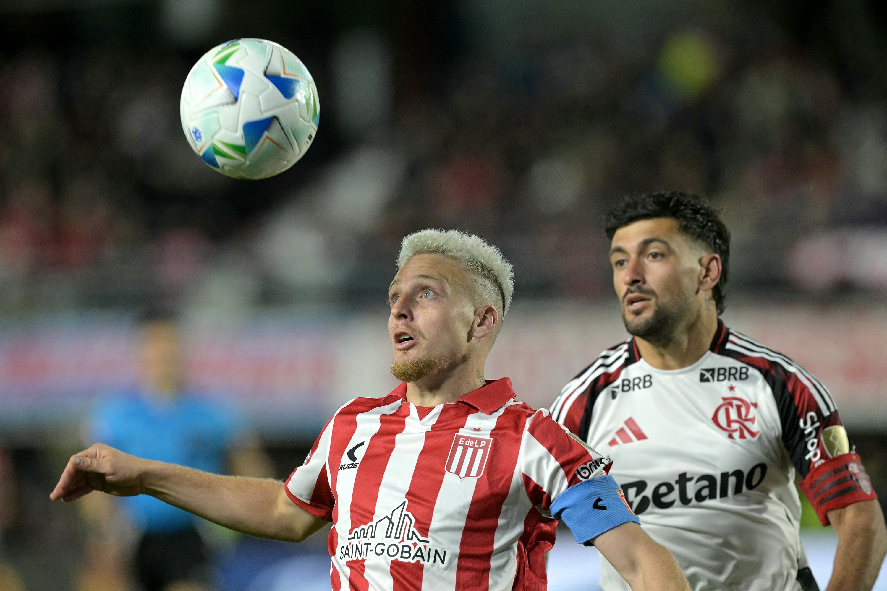 Ascacibar y De Arrascaeta luchan por la pelota