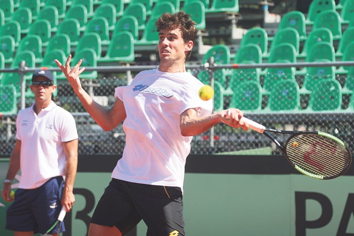 Guido Pella, en plena sesión de entrenamiento bajo un intenso calor.