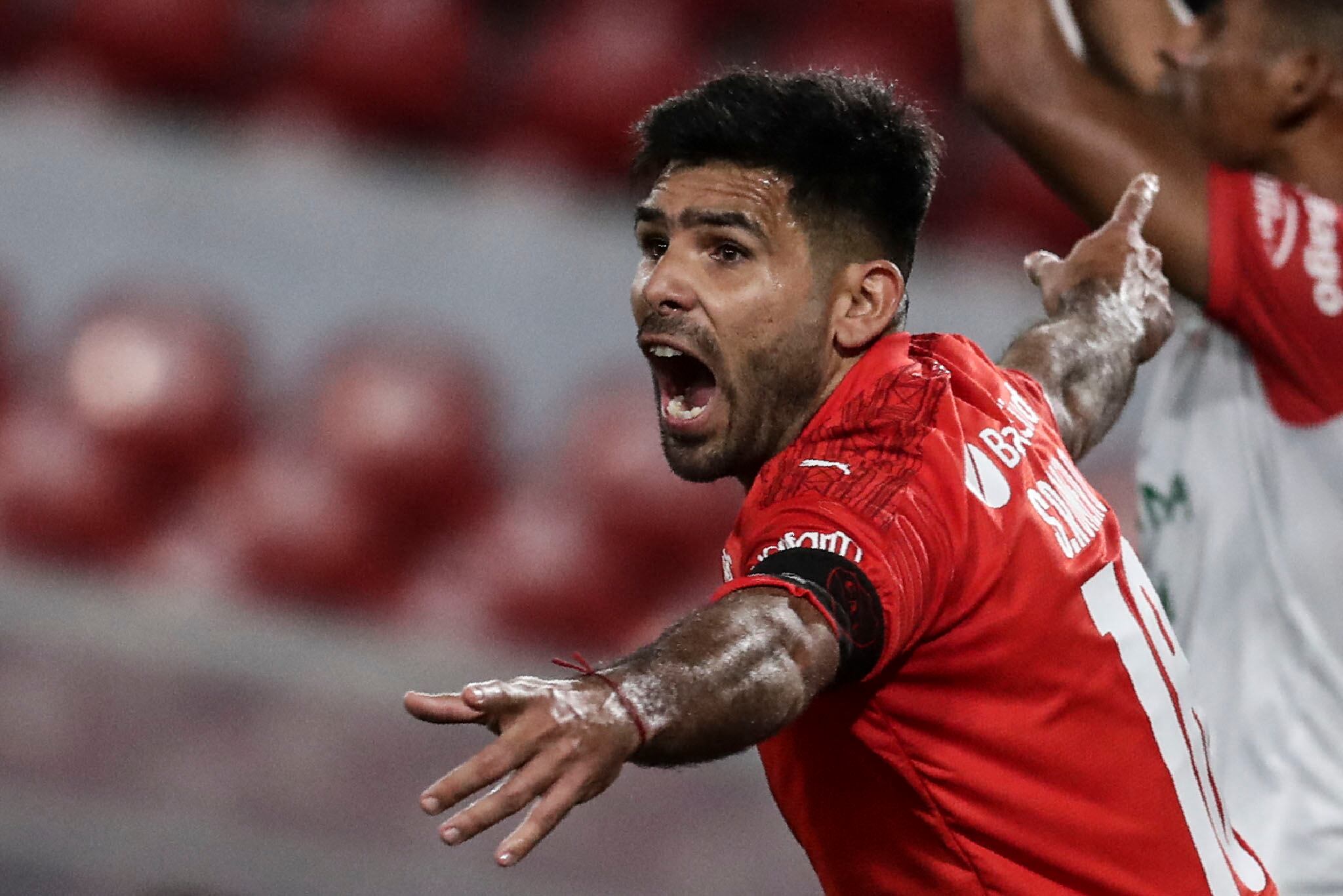 Silvio Romero grita el único gol del partido