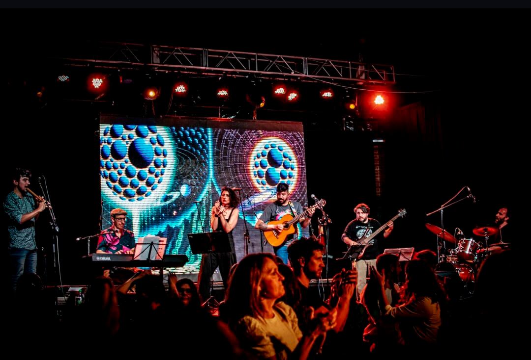 Oropel actuará el viernes, a las 20, en el Teatro Lavardén. 