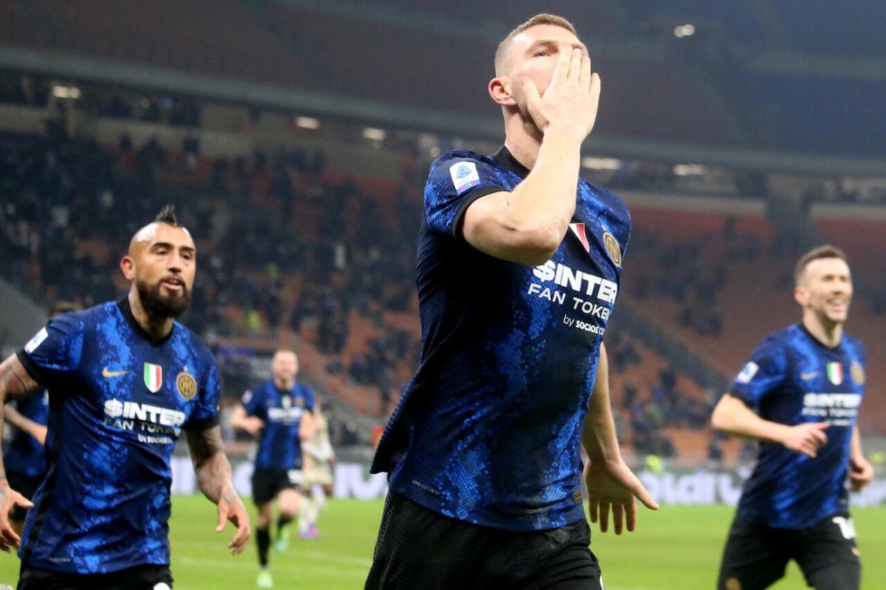 Edin Dzeko celebra el gol del triunfo del Inter, que sigue puntero