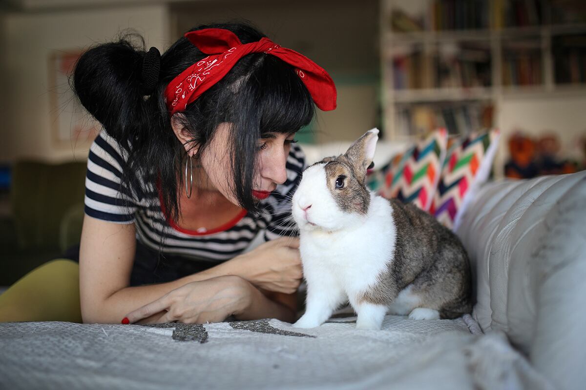 Maia Debowicz y uno de sus once conejos