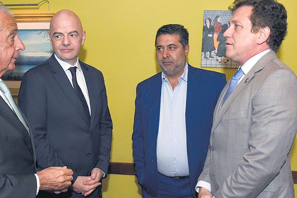 D’Onofrio, Infantino, Angelici y Domínguez dialogan el sábado por la tarde en el Monumental.