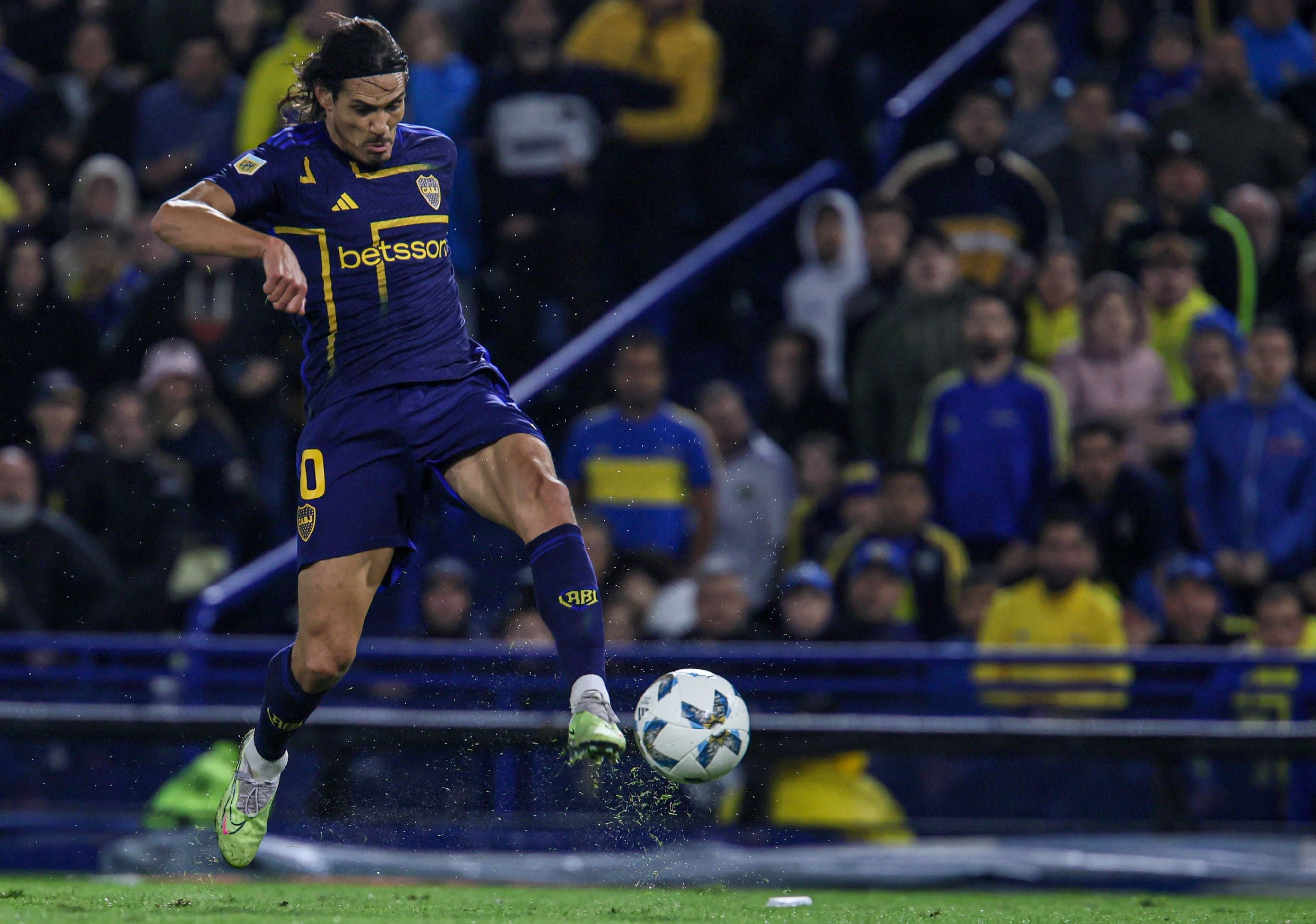 Cavani le da de zurda, para abrir el marcador en la Bombonera