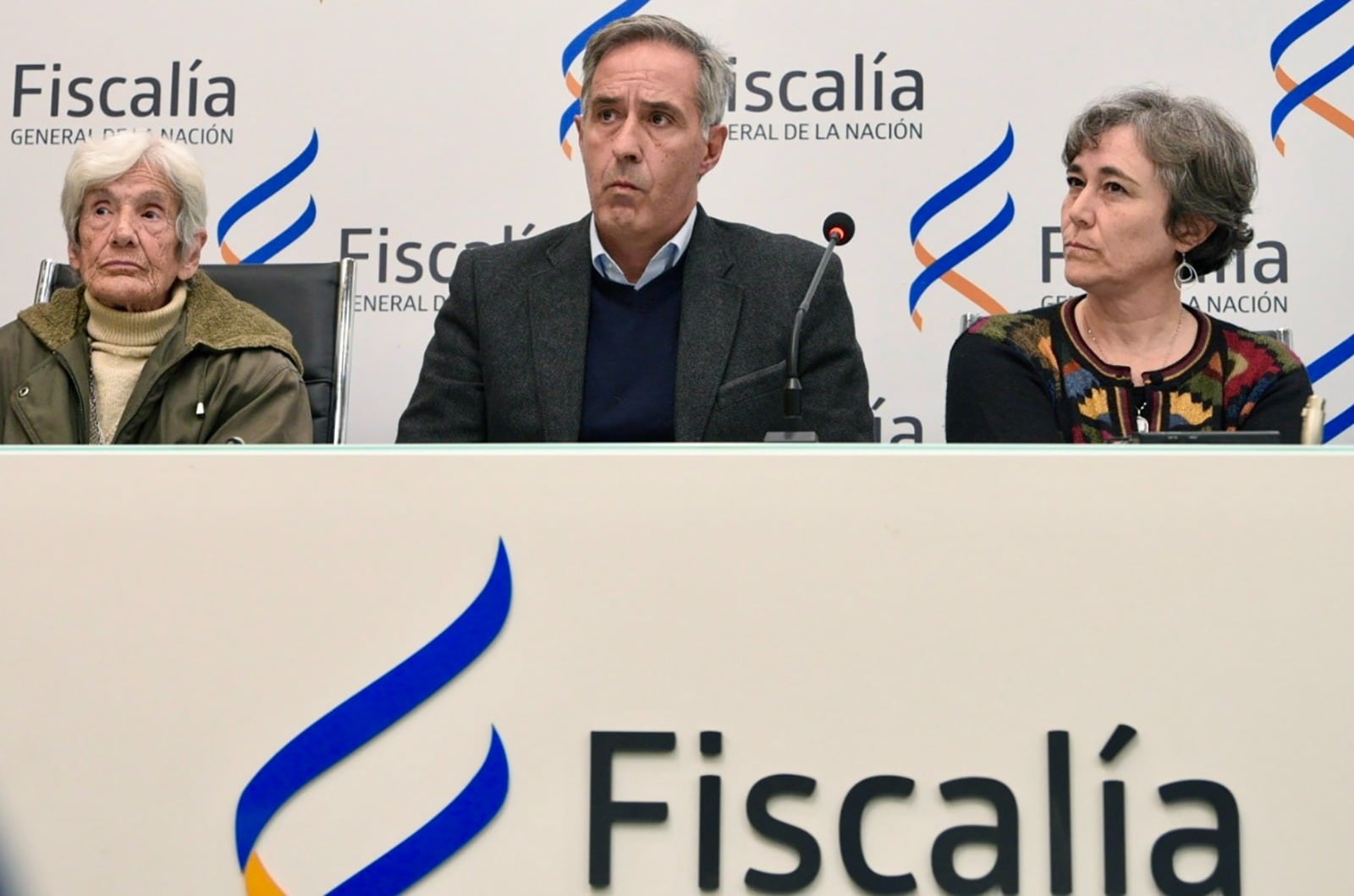  El fiscal especializado en Delitos de Lesa Humanidad, Ricardo Perciballe (c), anuncia la identificación de los restos de Sanjurjo.