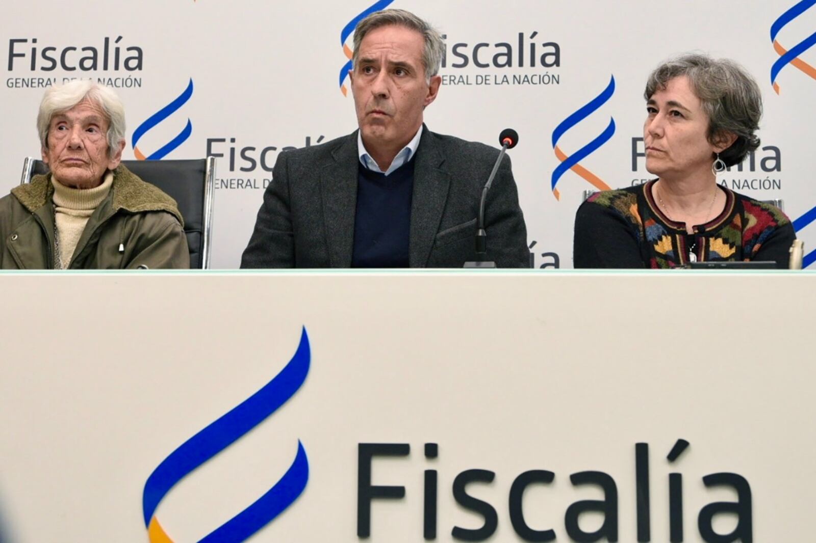El fiscal especializado en Delitos de Lesa Humanidad, Ricardo Perciballe (c), anuncia la identificación de los restos de Sanjurjo.