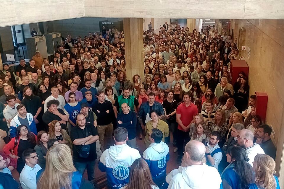 La asamblea se realizó en el hall de los Tribunales locales.