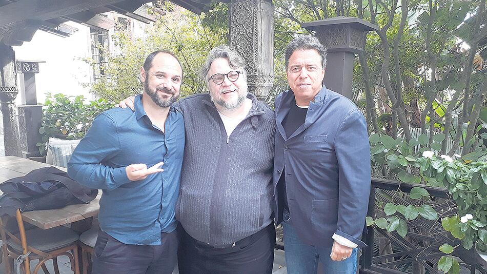 Demián Rugna, Guillermo del Toro y el guionista Sacha Gervasi.