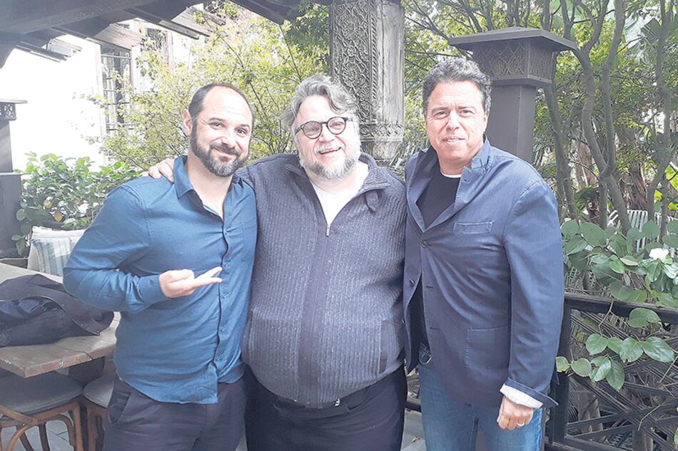 Demián Rugna, Guillermo del Toro y el guionista Sacha Gervasi.