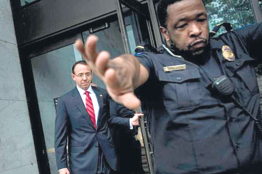 Rosenstein, acusado por Trump de desatar una “caza de brujas” en su contra.