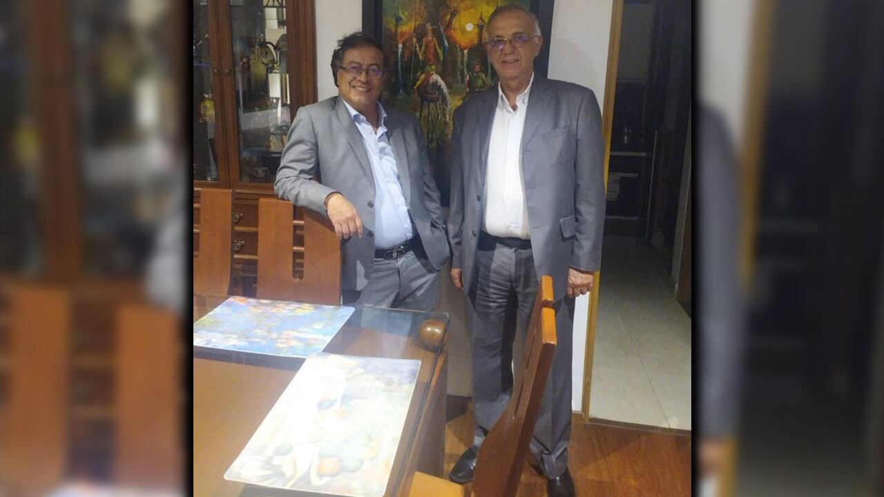 Gustavo Petro posa junto a Iván Velásquez Gómez, tras un encuentro en mayo de este año. Foto: @petrogustavo
