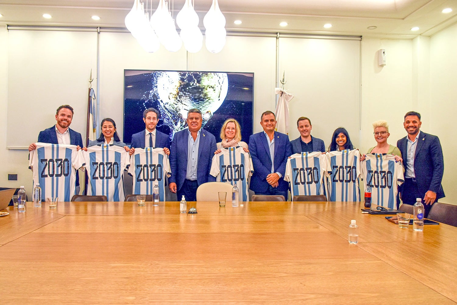 Claudio "Chiqui" Tapia con los enviados por la FIFA.