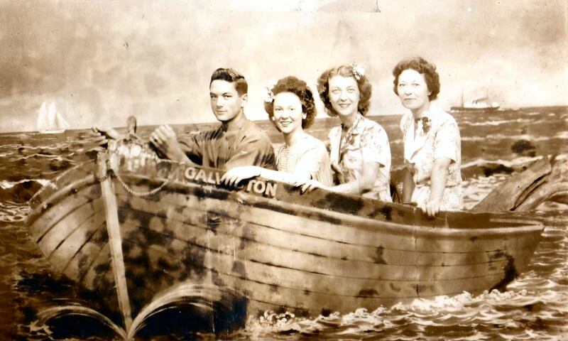 Poco se sabe de la identidad de Mary. En esta foto sería la dama de ojos clarísimos, ubicada entre dos amigas.