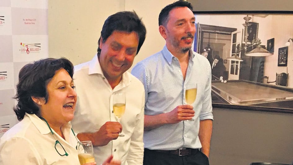 Copa en mano, la diputada electa Graciela Ocaña celebró ayer junto a todo su equipo de campaña.