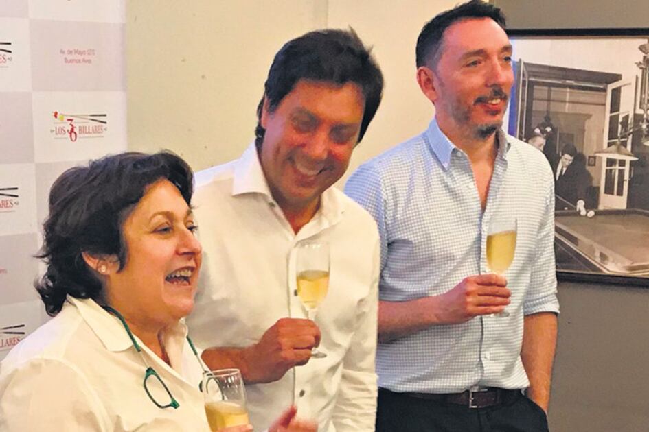 Copa en mano, la diputada electa Graciela Ocaña celebró ayer junto a todo su equipo de campaña.