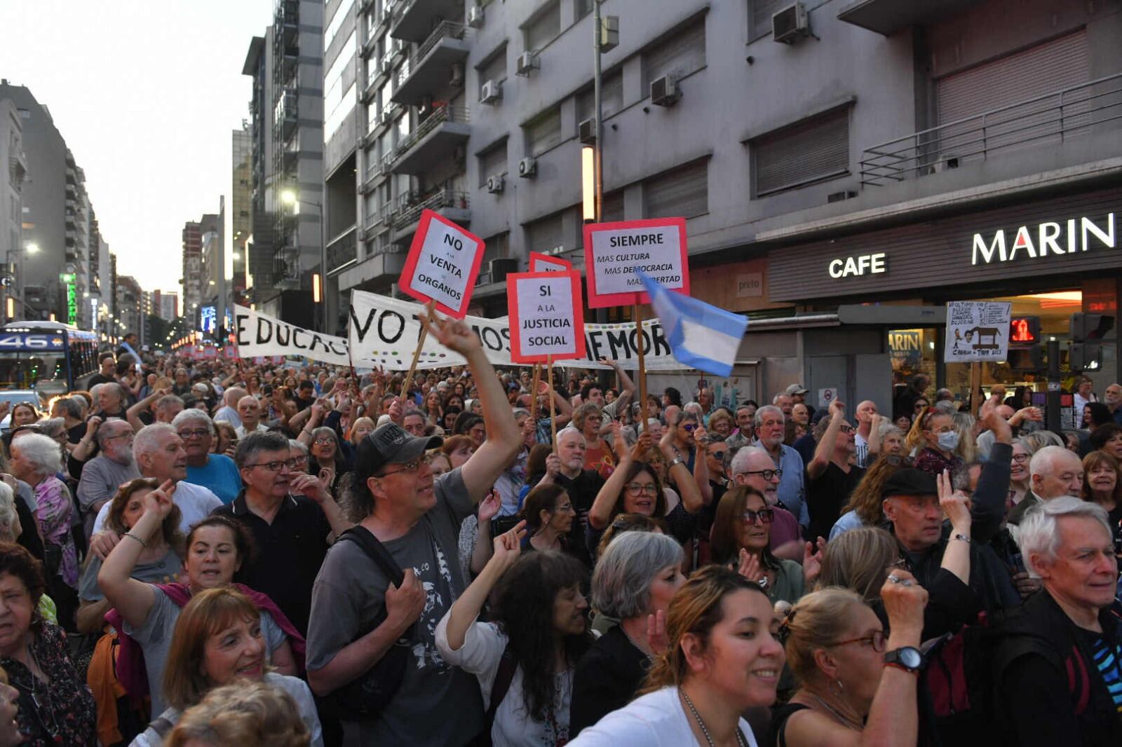 Una multitud respondió a la convocatoria de la Caminata por la Democracia.